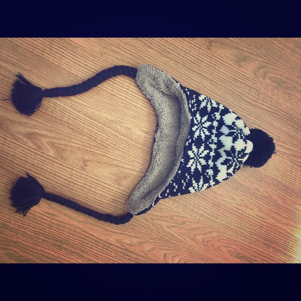 Knitted beanie with strings